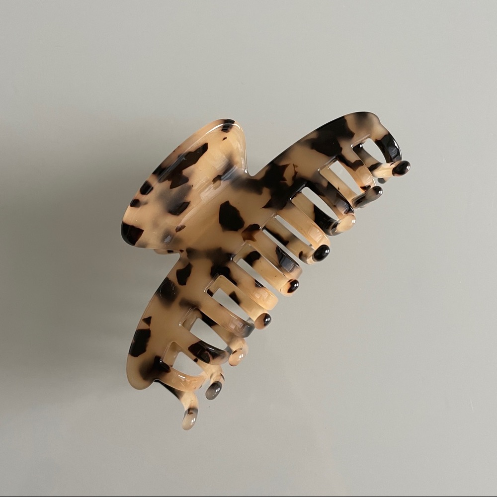 TORTOISE CLAW HAIR CLIP